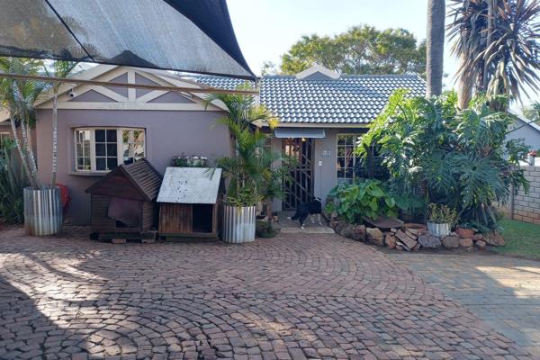 Beautiful, spacious 3-bedroom house is located in the sought-after suburb of Heuweloord. 

The property is situated on a large, fully ...