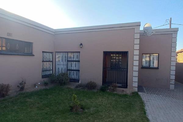 Three Bedroom house for sale in Kwa-guqa ext 10 

Ezinambeni Ext 10

Exclusive mandate!!!

This amazing property offers the ...