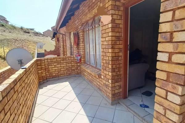 Selling price R650,000
Aren&#39;t you tired of renting??? 
Upstairs floor apartment for new owners!!!

This apartment boasts 2 bedrooms ...