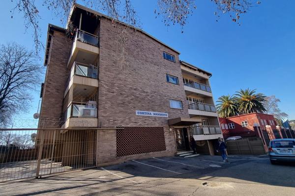 Spacious 2 bedroom flat to rent in Bertrams at Cortina Mansions, 32 Viljoen Street. This ...