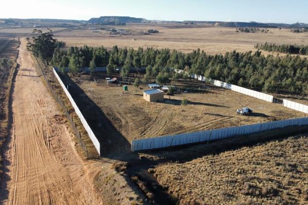 This beautiful and very neat farm. Well located and situated a mere 14 kilometres from Witbank.

It is really a very nice piece of ...