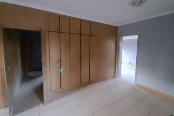 3 slaapkamer 
2 badkamer 
tuin 
leefarea 
dubbel motorhuis 
krag en water - pre paid 