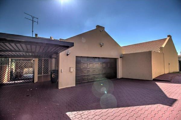 Neat home in an enclosed area offers 3 spacious bedrooms, 2 modern bathrooms, the main ...