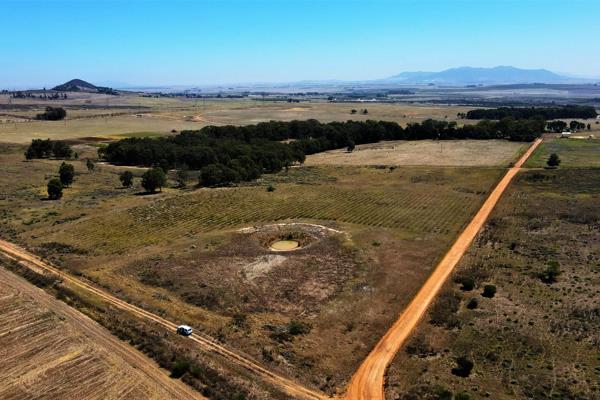 Perfectly situated on the Stellenbosch boundary and within the Drakenstein area, this 27Ha farmland is in the heart of the Cape ...