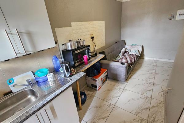 This lovely bachelor consist of 1 Tiled bedroom with build-in cupboards, 1 Bathroom with shower, toilet and basin, Open plan lounge and ...