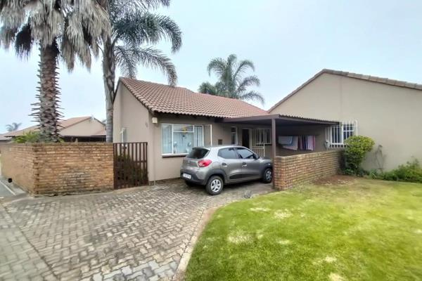 Welcome to this delightful simplex property located in the sought-after neighborhood of Bonaero Park in Kempton Park. Perfectly suited ...