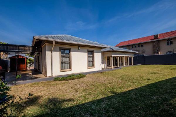 A spacious family home WITH SOLAR POWER / AND YOUR OWN BOREHOLE WATER SUPPLY ...