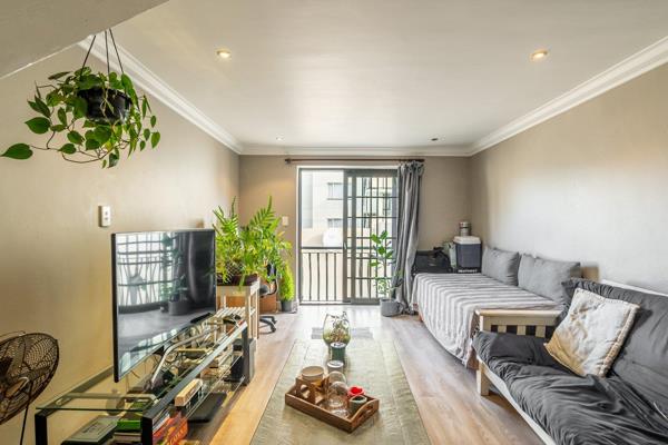 Spacious loft apartment with modern finishes!

The perfect apartment for a student, first-time home owner, or investor!

This ...