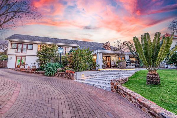 No Loadshedding
This unique Waterkloof Ridge home has a special blend of classic design and rustic feature elements such as intricate ...