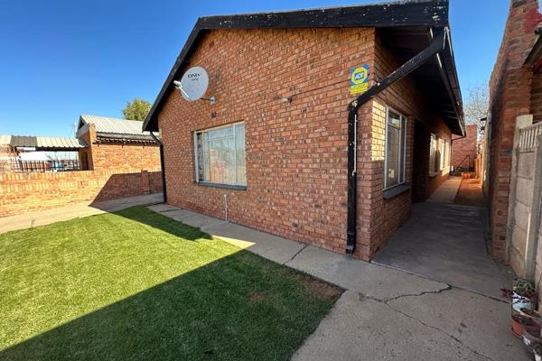 This lovely family house offers 3 bedrooms and 1 bathroom, and open plan lounge and dining room as well as a kitchen.

The home also ...