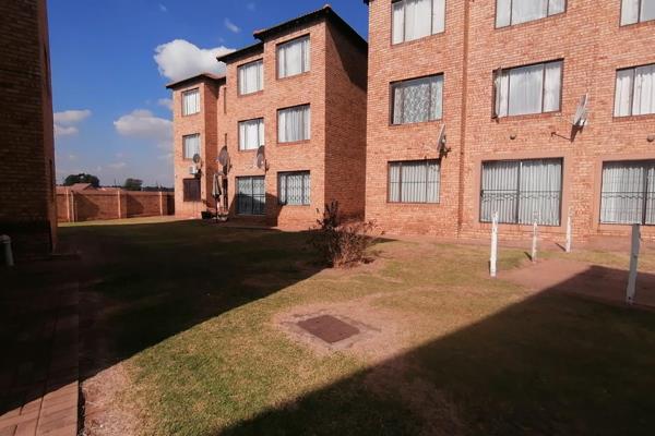 2-Bedroom &amp;1-Bathroom townhouse with carport Jirah Greenhill&#39;s Randfontein for sale.
Call me to view this lock-up and go ...