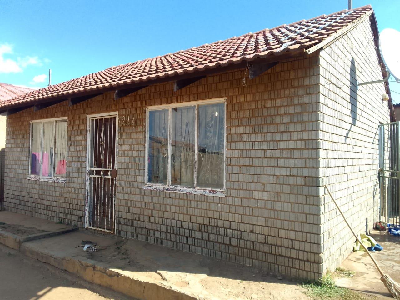 2 Bedroom House for sale in Orange Farm P24113086491