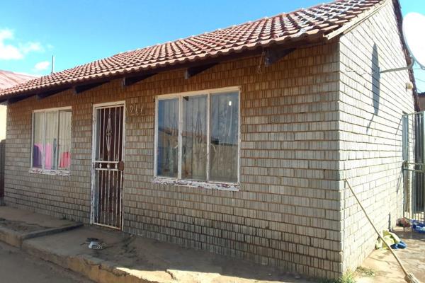 Ten bedroom house in Orange Farm op for sale. Property offers a main house with two bedrooms, open plan lounge and kitchen, bathroom ...