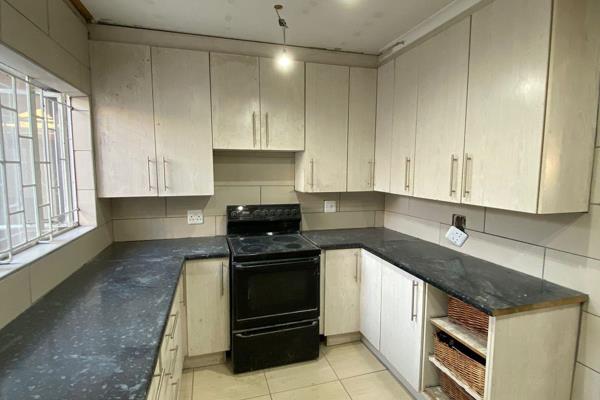 3 bedrooms, main bedroom with en-suite, with shower and tub. Very spacious second and bedrooms. It also has a small sized study/nursery ...