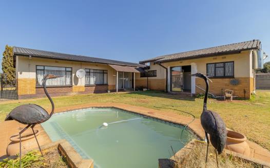 4 Bedroom House for sale in Strubenvale