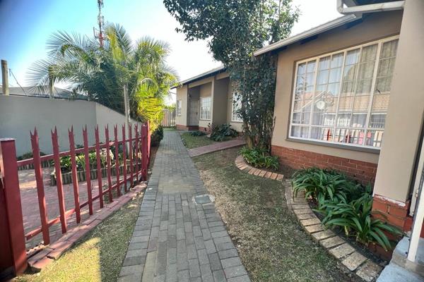 This 2 Bedroom townhouse offers you the following: 

Situated in a safe Complex
Walking distance to the Carnival Mall. 
2 Bedrooms 
1 ...