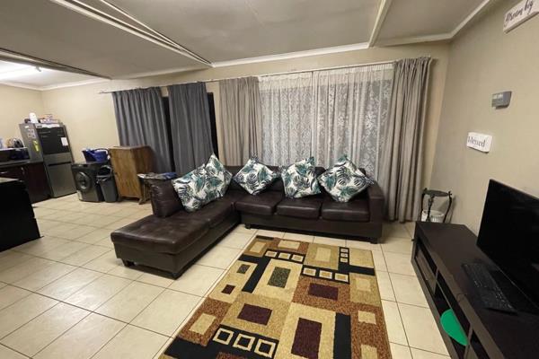 This modern open plan cottage is located on an equestrian estate in Benoni Agricultural ...