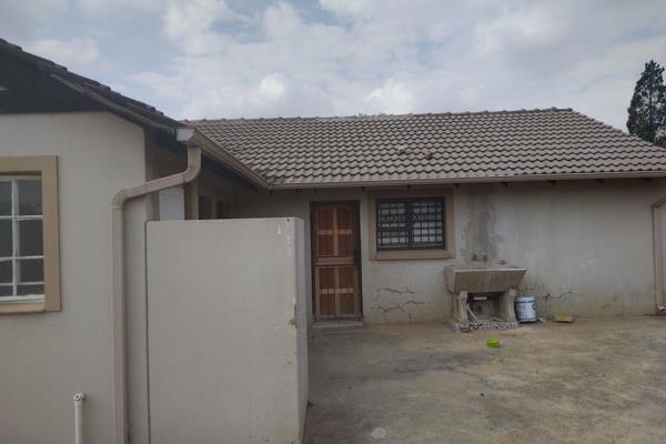 &#183;         Property: 4-bedroom house in Heuweloord

&#183;         Bathrooms: 2

&#183;         Dining room: Yes, flows into the ...