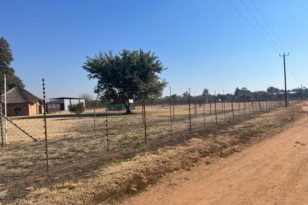 This 1&#39;9635 Hectares small holding in the Onderstepoort Agricultural holdings, has a very strong borehole.  The holding is ...