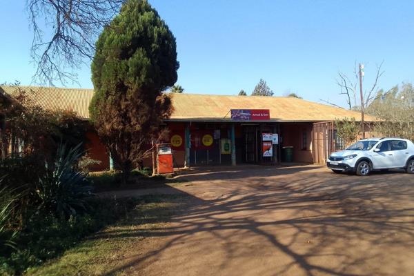 Plot For Sale in Hekpoort/Hartbeesfontein with existing and Active Shop and General Dealer, Lovely Main house and Cottage.

Spacious ...