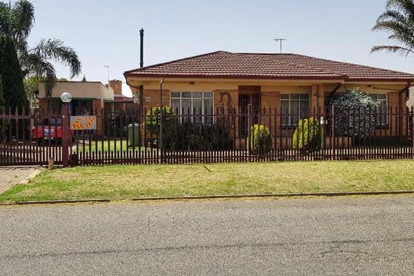 Prime  Location Property Deal At Florentia Alberton!
This lovely sunny 3 bedroom,1.5 bathroom home is centrally located to all ...