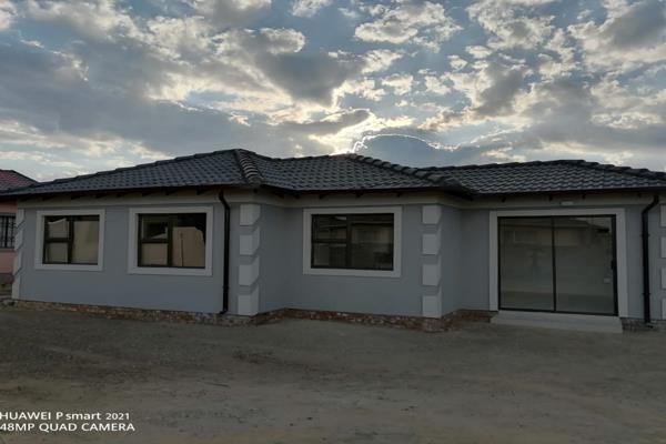 This newly built house situated in the heart of newly develeped Miami Sands,walking distance to Vanderbijlpark CBD and schools
The ...