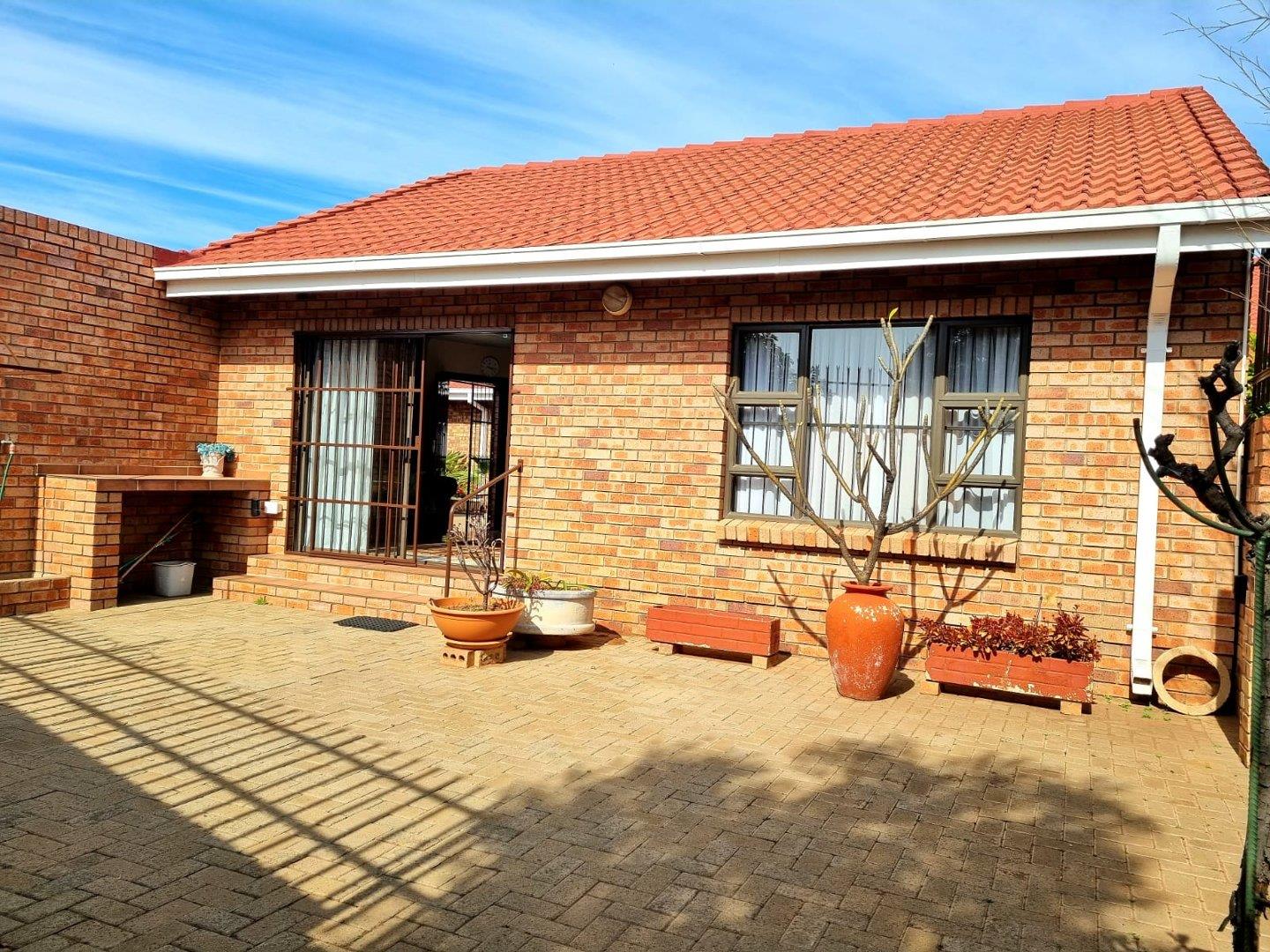 3 Bedroom House for sale in Royldene P24112998677