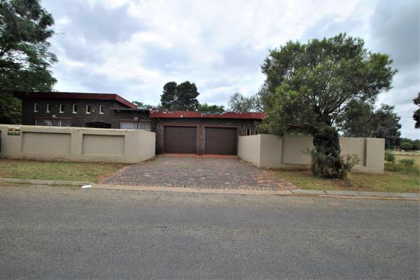 This unique and special family residence set on a 1160 m2 stand offers the discerning buyer 3 well sized bedrooms, 2 modern bathrooms ...