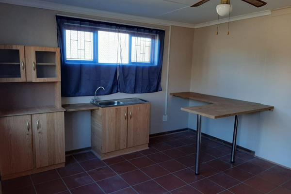 1 Bedroom Flat to let in quite area , water included.
Walking distance from Main Road to Town, on Paternoster road.
Meter ...