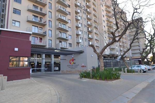 This stuning bachelor unit offers open plan kitchen/living area with ample cupboards and ...