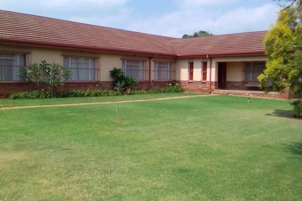 2.2 Ha small holding

Main house consists of:
 4 bedroom and study / office
Lounge 
TV room
Dining room
Kitchen with laundry
2x full ...