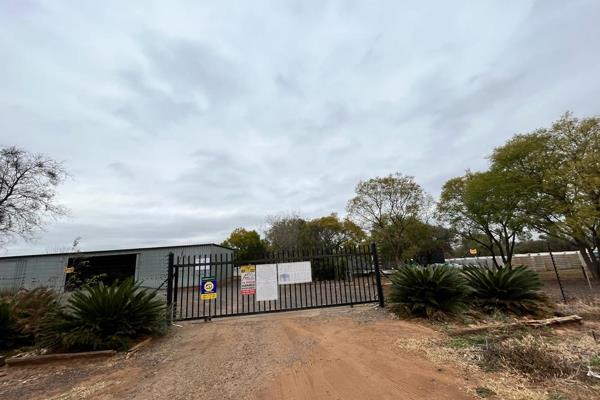 This 107m2 square warehouse is located on the R514 , Van der Hoff Road in Syferfontein, Hartbeespoort. 

The warehouse features a ...