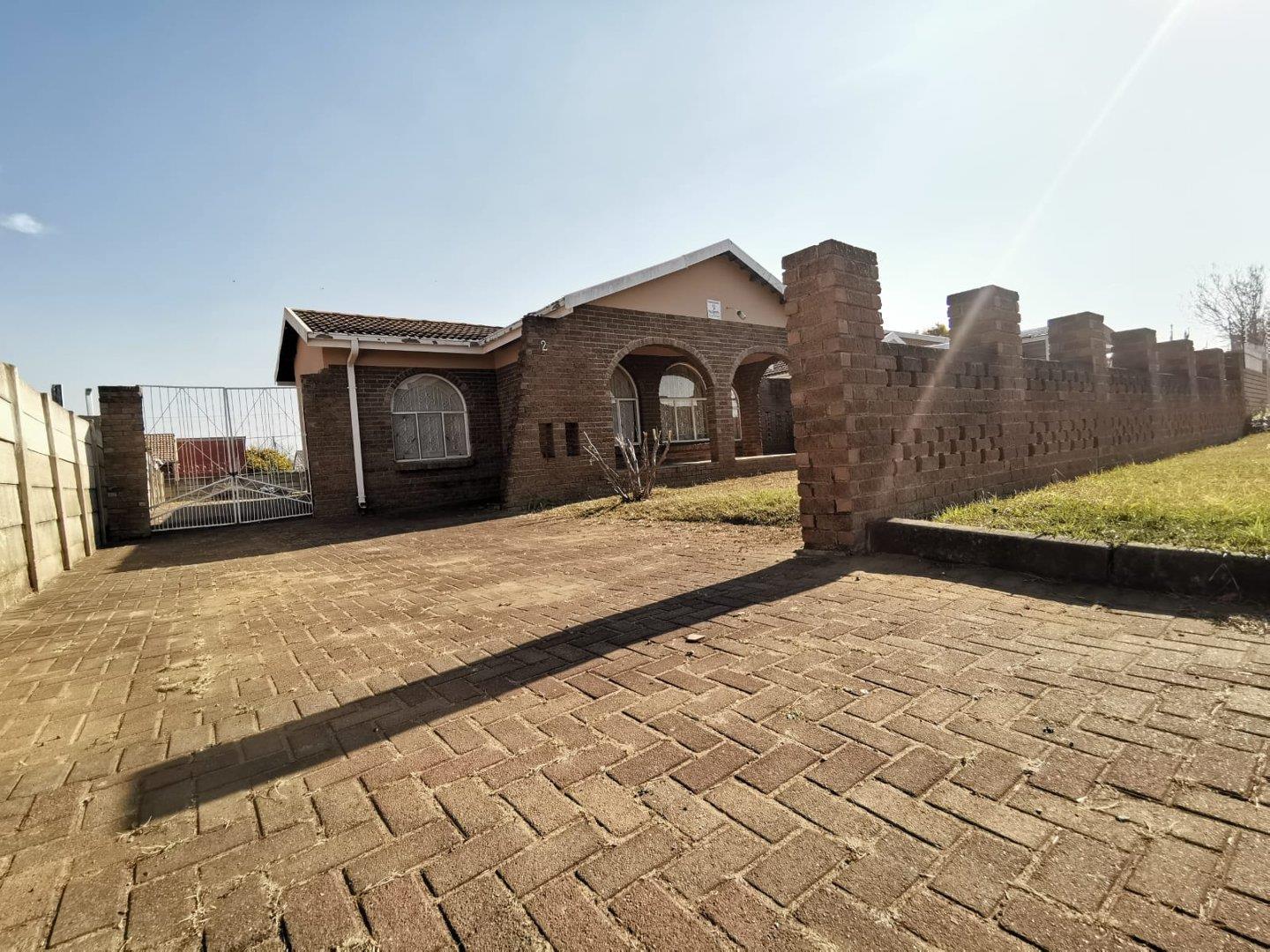 4 Bedroom House to rent in Lennoxton P24113008071