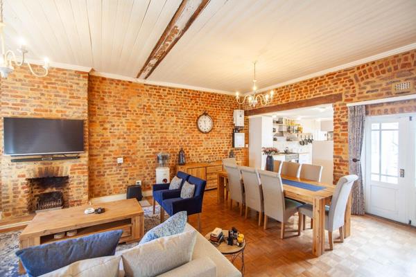 Discover the perfect fusion of rustic charm and contemporary living in this desirable 2-bedroom residence located on a sought-after ...