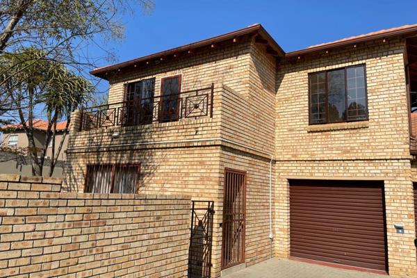 This stunning face brick 3 bed,2,5 bath double story family home offers space, privacy and comfortable living . 
The bottom of the unit ...