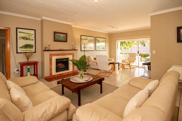 Spacious, comfortable 5 bedroom 4 bathroom holiday home, ideally situated within easy walking distance of robberg beach, fully enclosed ...