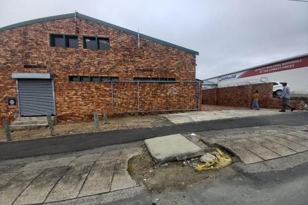 Ideal for an investor or owner occupier, this very neat warehouse in North End is close to major wholesalers in Jumbo and Big ...