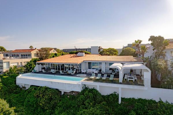 Beach front holiday cottage. Private access to Plett&#39;s beautiful Robberg Beach. ...