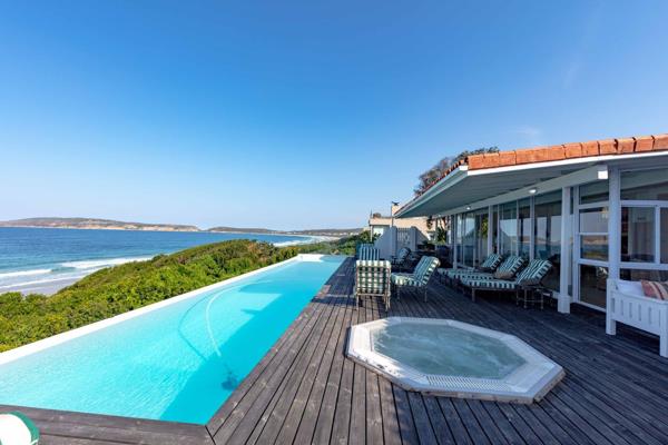 Beach front holiday cottage. Private access to Plett's beautiful Robberg Beach. ...