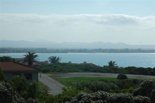 Stunning 736sqm plot, high rise with beautiful sea views. North facing. Few steps away ...