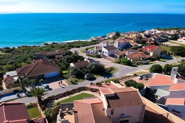 A sea of Tuscan houses build in this area. Beautiful uniformity and a feel of a far away ...