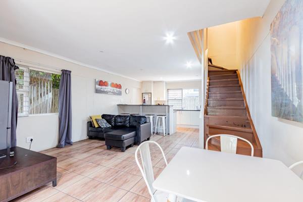 Well looked after Duplex in Mowbray that accommodates 4 students. Fully equipped with a ...