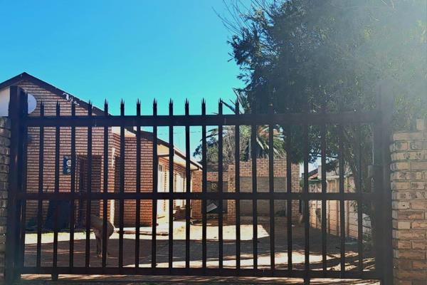 This stunning low maintenance house is brand new on the market .Situated in one of the most sought after ,safe streets in Randlespark  ...