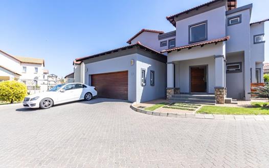 3 Bedroom Townhouse for sale in Blue Valley Golf Estate