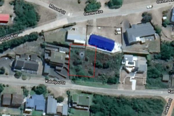 Well-located, sloped vacant stand in the popular holiday destination town of Oyster Bay, Eastern Cape. 
Easy walking distance to Main ...