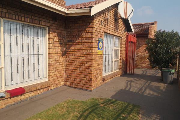 Four-bedroom property for sale next to all amenities EKASI. It is an open plan modern kitchen, lounge, dining and lockable ...