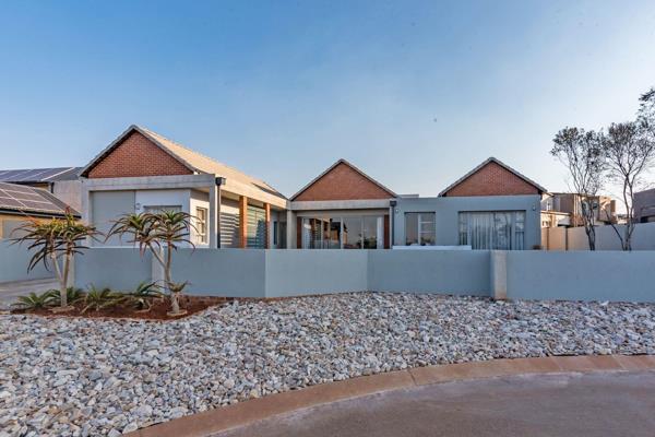 Modern single storey home overlooking the wild life area in Midstream Ridge Estate.  

The house is recently completed, private, single ...