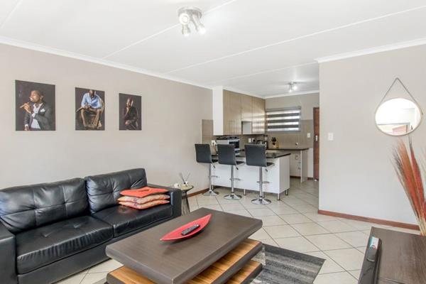 Modern and spacious 2 bedroom, 1 bathroom. Has a open plan lounge, leading to a cozy ...