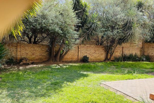 Beautiful and serene simplex in the heart of Fourways.

this beautiful 3 Bedroom home is spacious with a well sized garden.and has a ...