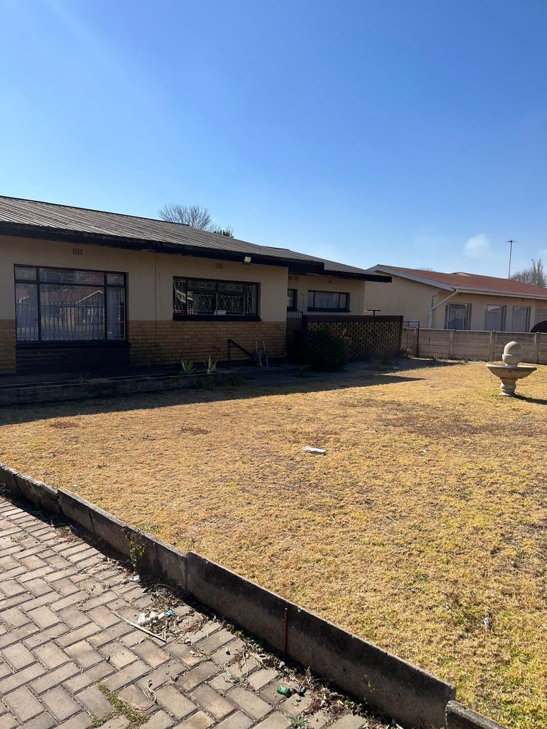 4 Bedroom House for sale in Strubenvale P24113042787